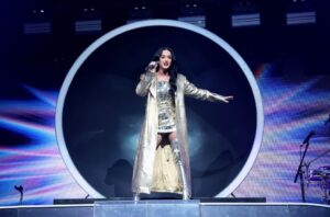 Katy Perry Sings ‘California Gurls’ While Waving State Flag at FireAid