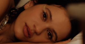 ROSALÍA LANZA «BERGHAIN»: PRIMERA CANCIÓN Y VÍDEO DE SU PRÓXIMO ÁLBUM LUX, QUE SALE A LA VENTA EL 7 DE NOVIEMBRE